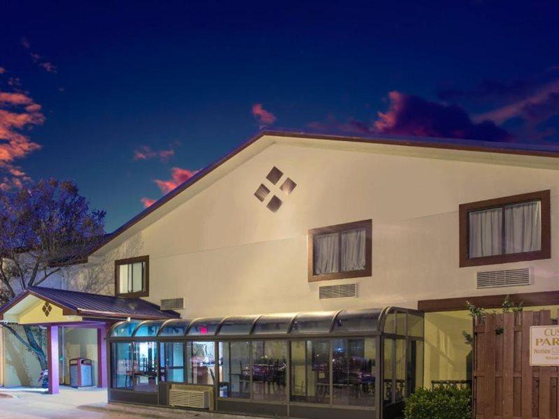 Super 8 By Wyndham Champaign Motel Eksteriør billede