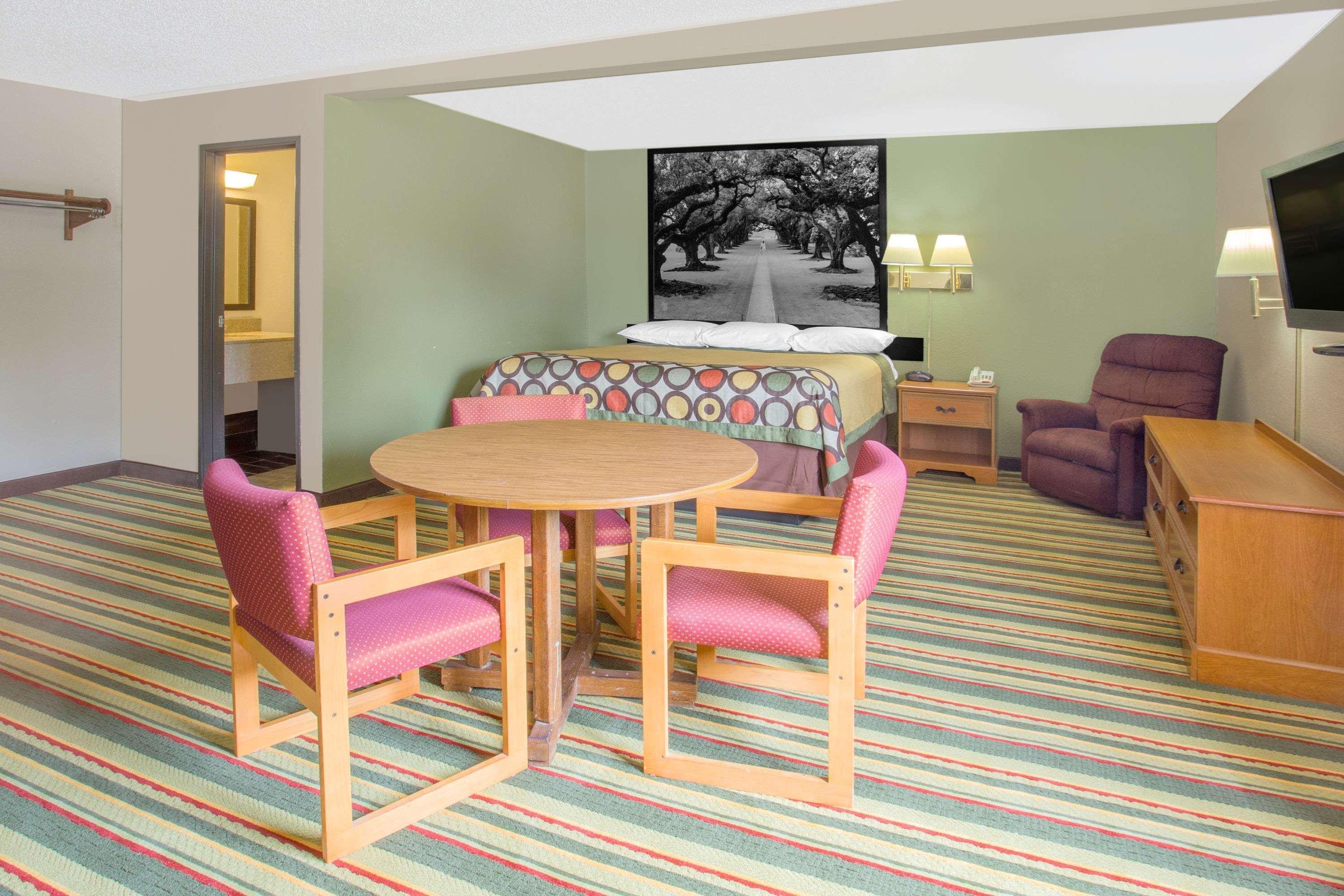 Super 8 By Wyndham Champaign Motel Eksteriør billede