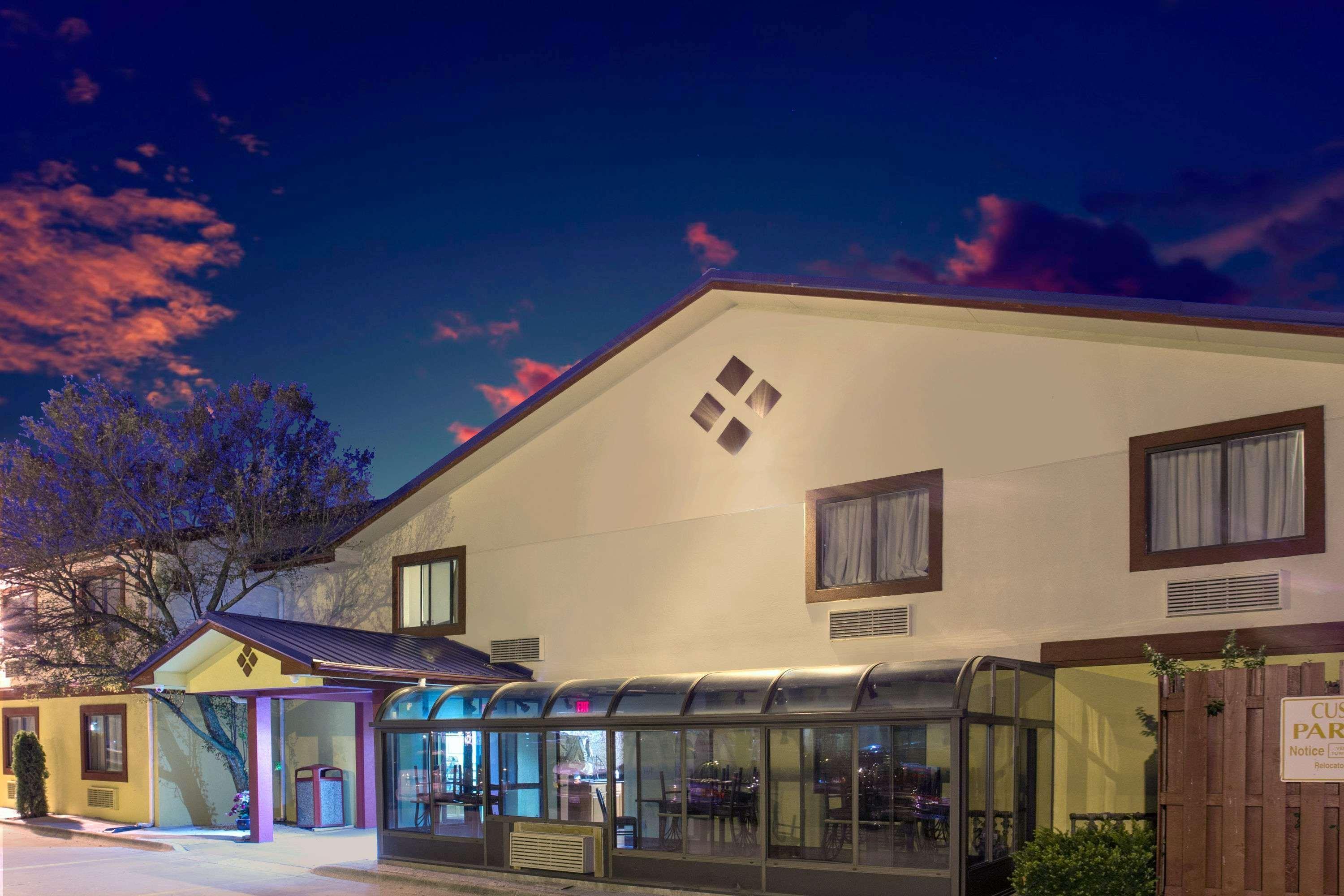 Super 8 By Wyndham Champaign Motel Eksteriør billede