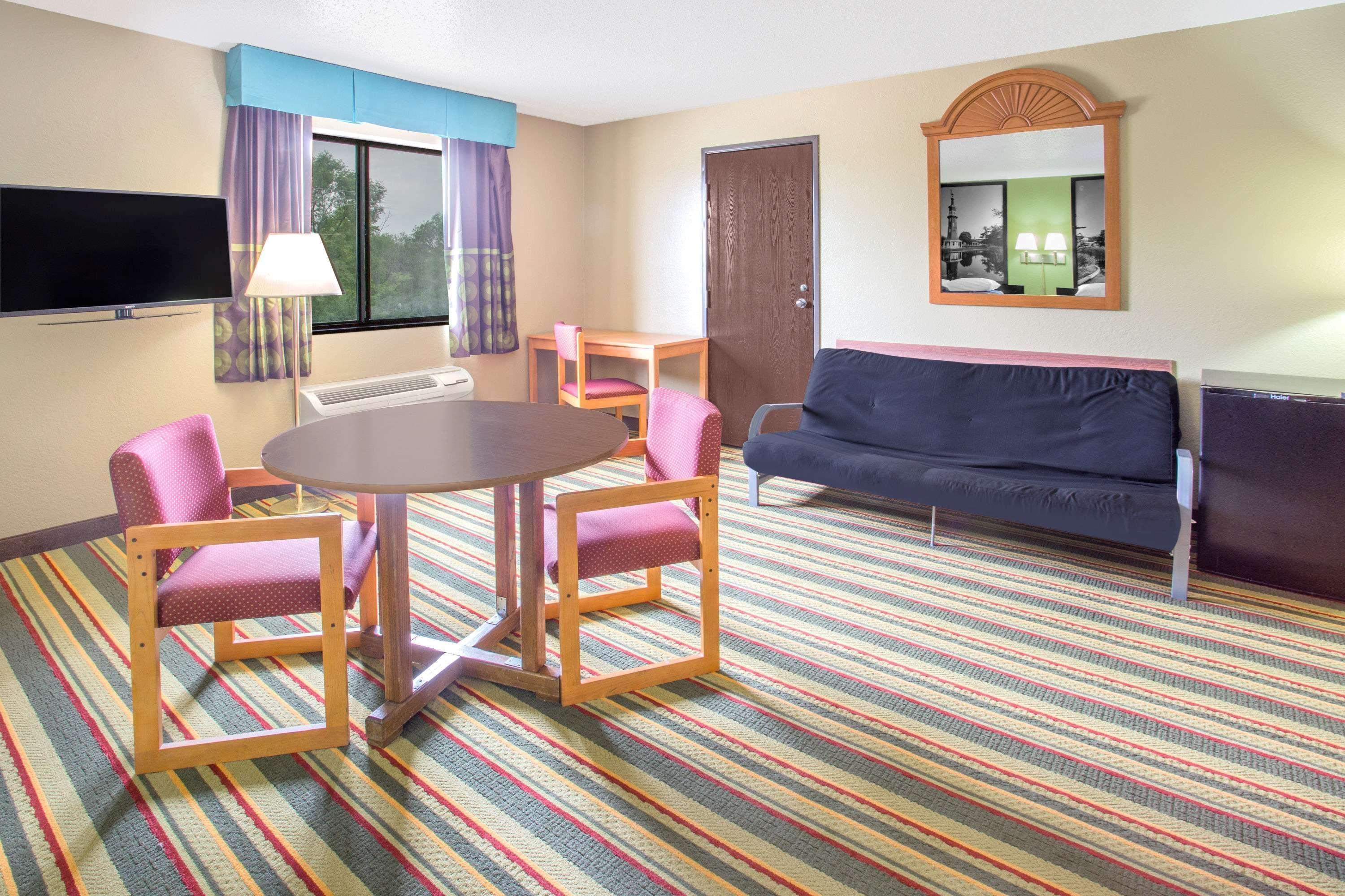 Super 8 By Wyndham Champaign Motel Eksteriør billede
